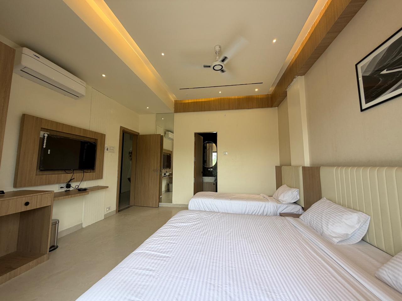 Krushnakunj Hotel room photo