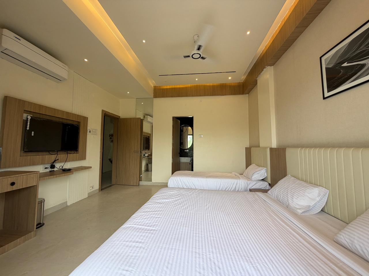 Krushnakunj Hotel room photo