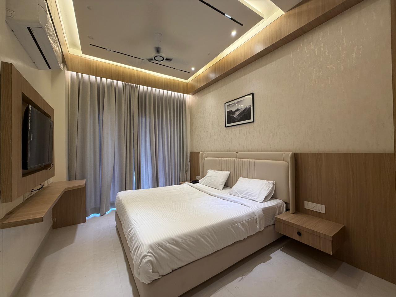 Krushnakunj Hotel room photo
