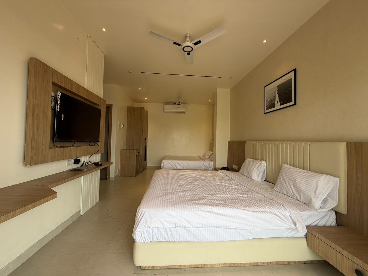 Krushnakunj Hotel room photo
