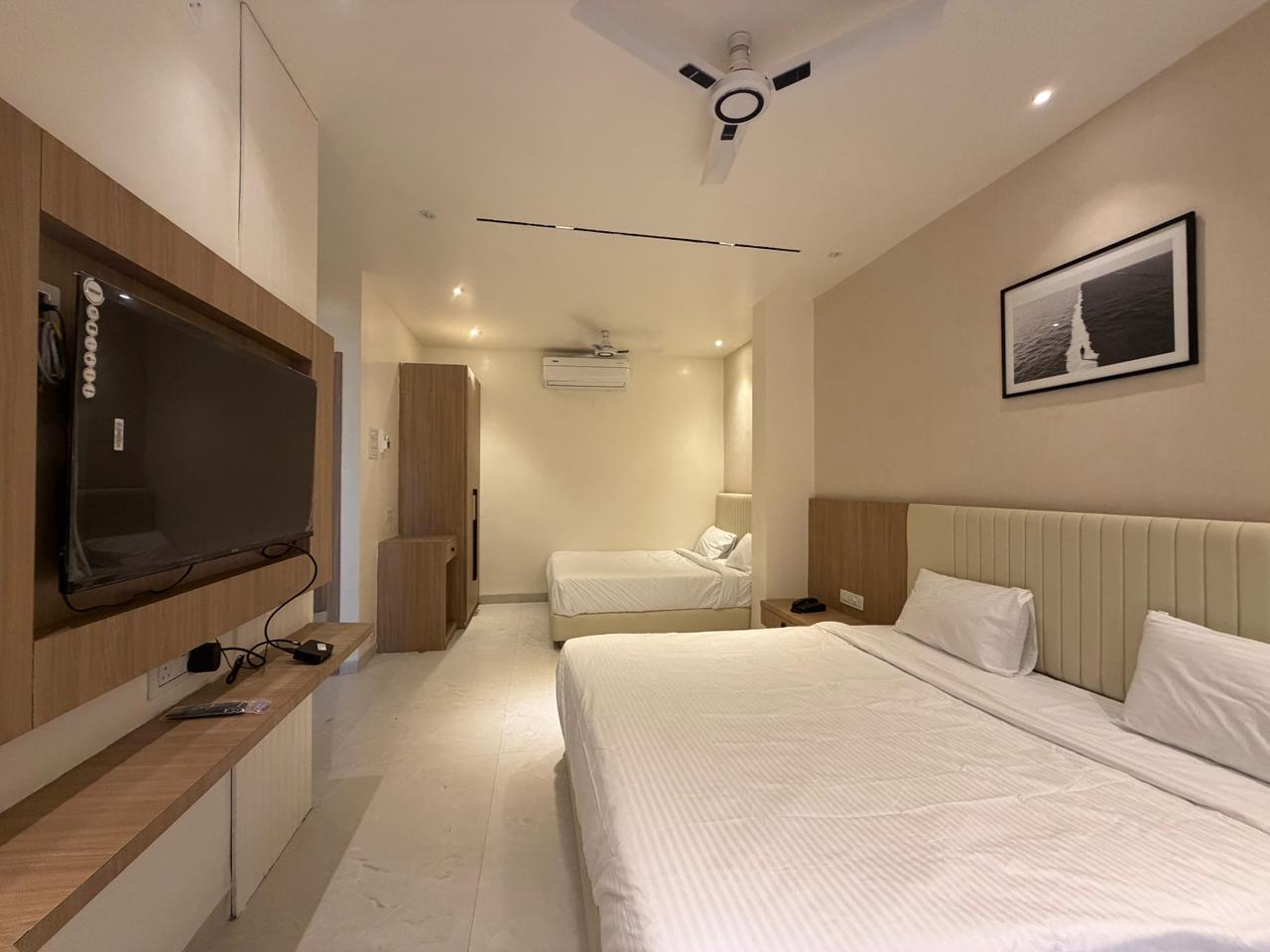Krushnakunj Hotel room photo